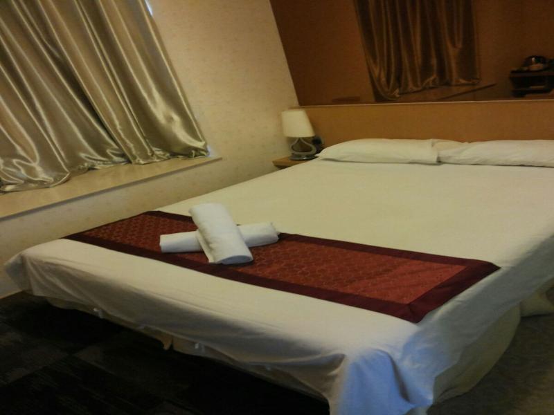 The Crown Borneo Hotel Кота Кинабалу Екстериор снимка