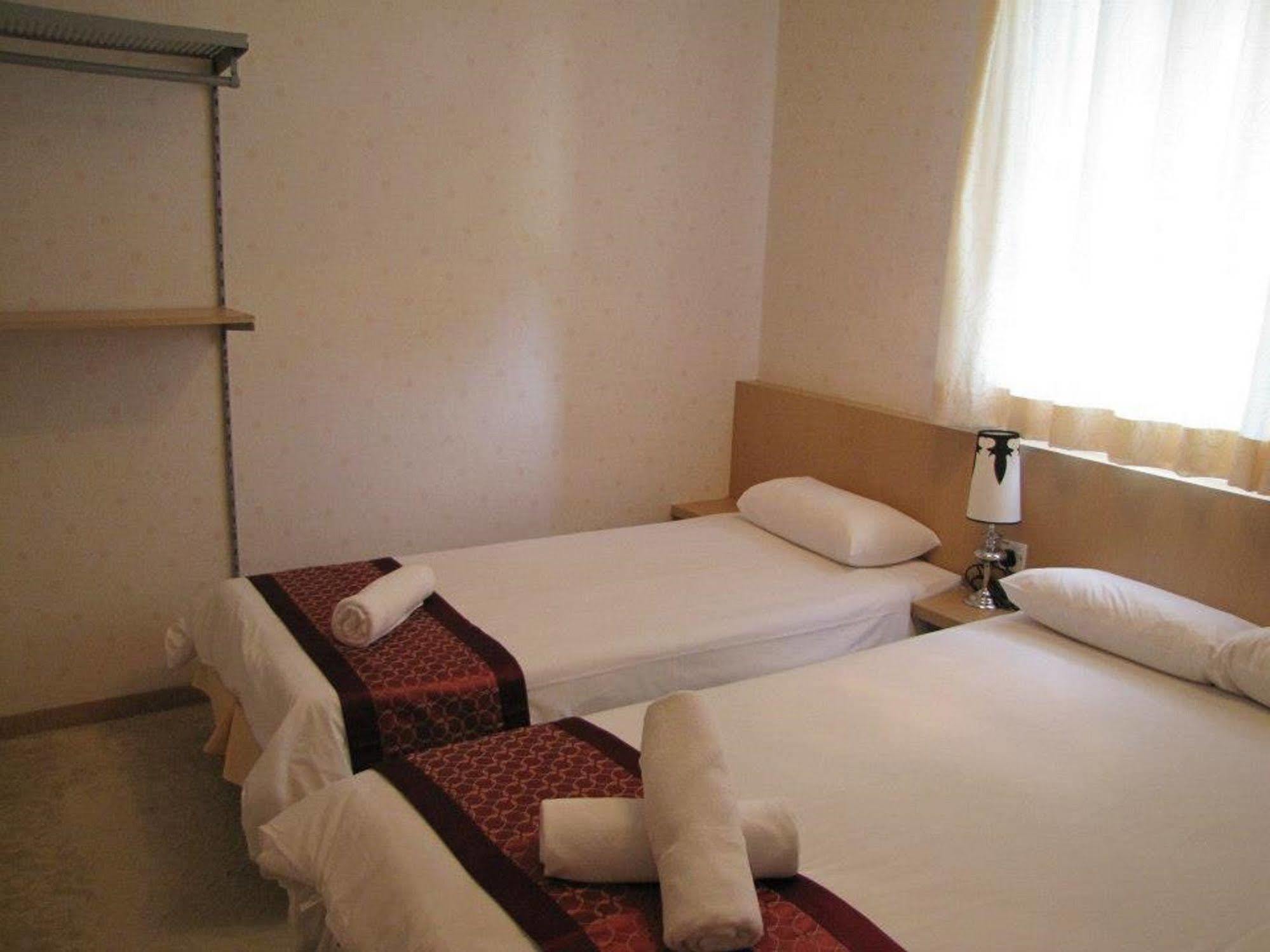 The Crown Borneo Hotel Кота Кинабалу Екстериор снимка
