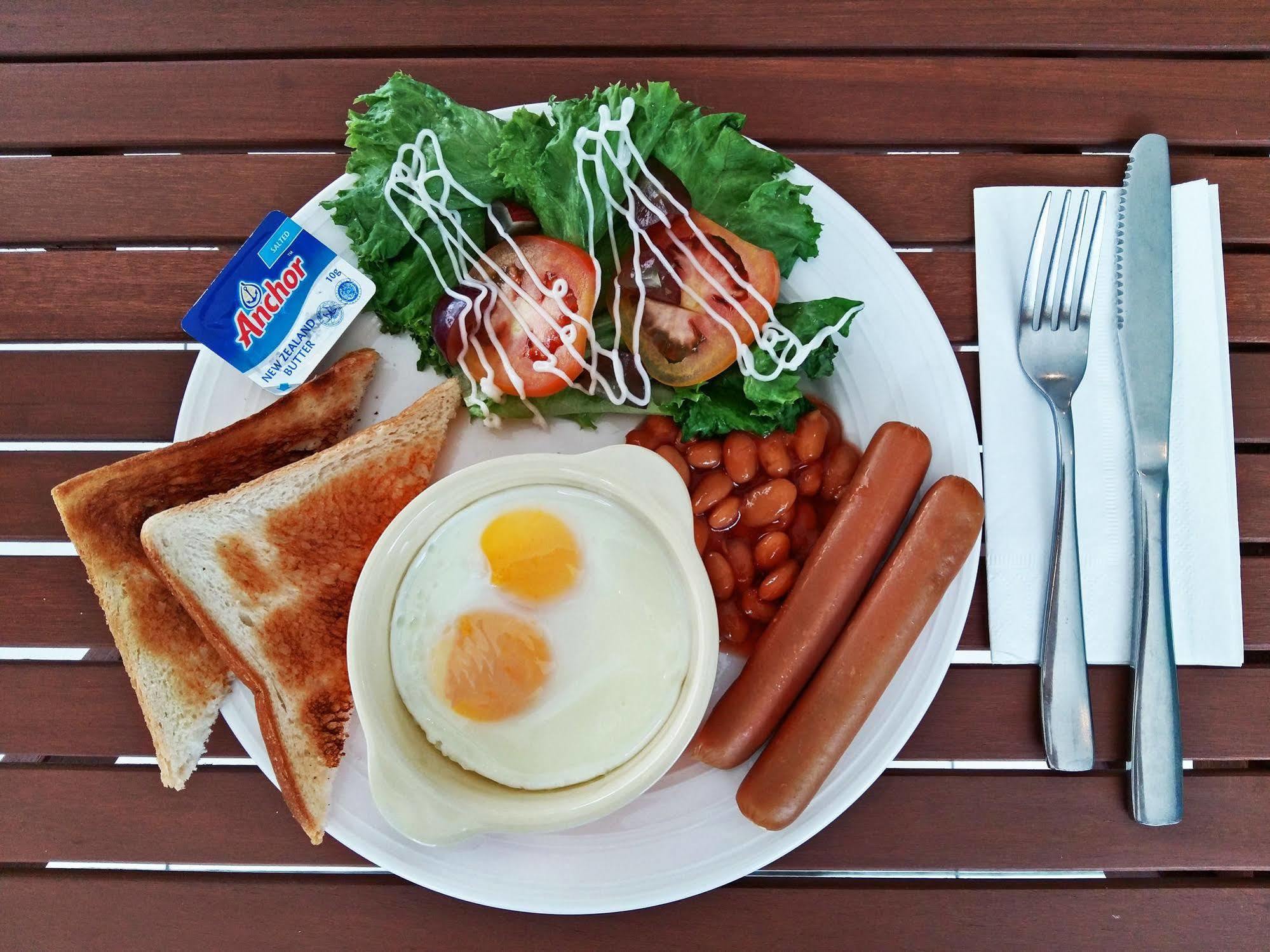 The Crown Borneo Hotel Кота Кинабалу Екстериор снимка