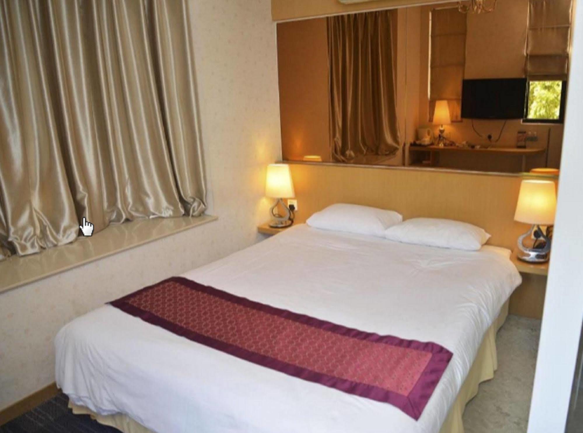 The Crown Borneo Hotel Кота Кинабалу Екстериор снимка