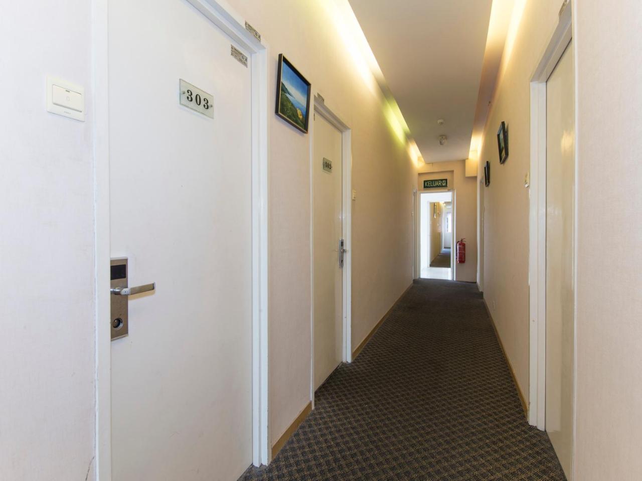 The Crown Borneo Hotel Кота Кинабалу Екстериор снимка