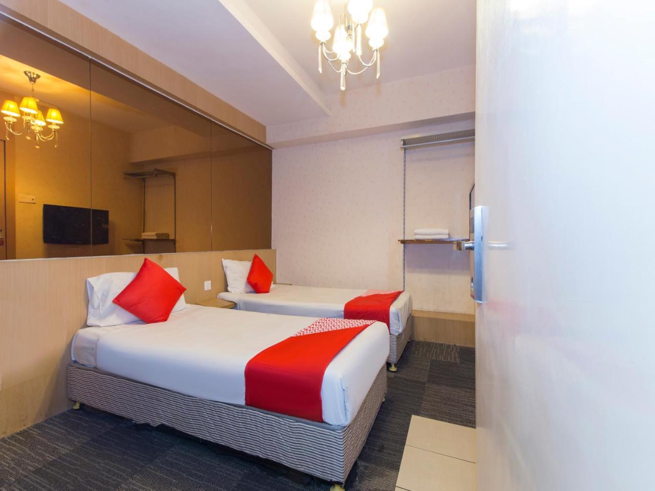 The Crown Borneo Hotel Кота Кинабалу Екстериор снимка
